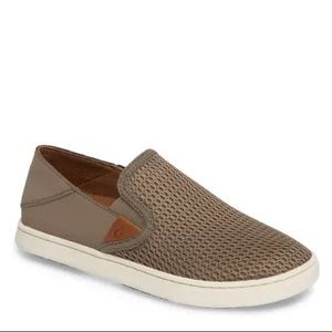 Womens’ tan Olukai pehuea (slip-on shoes)